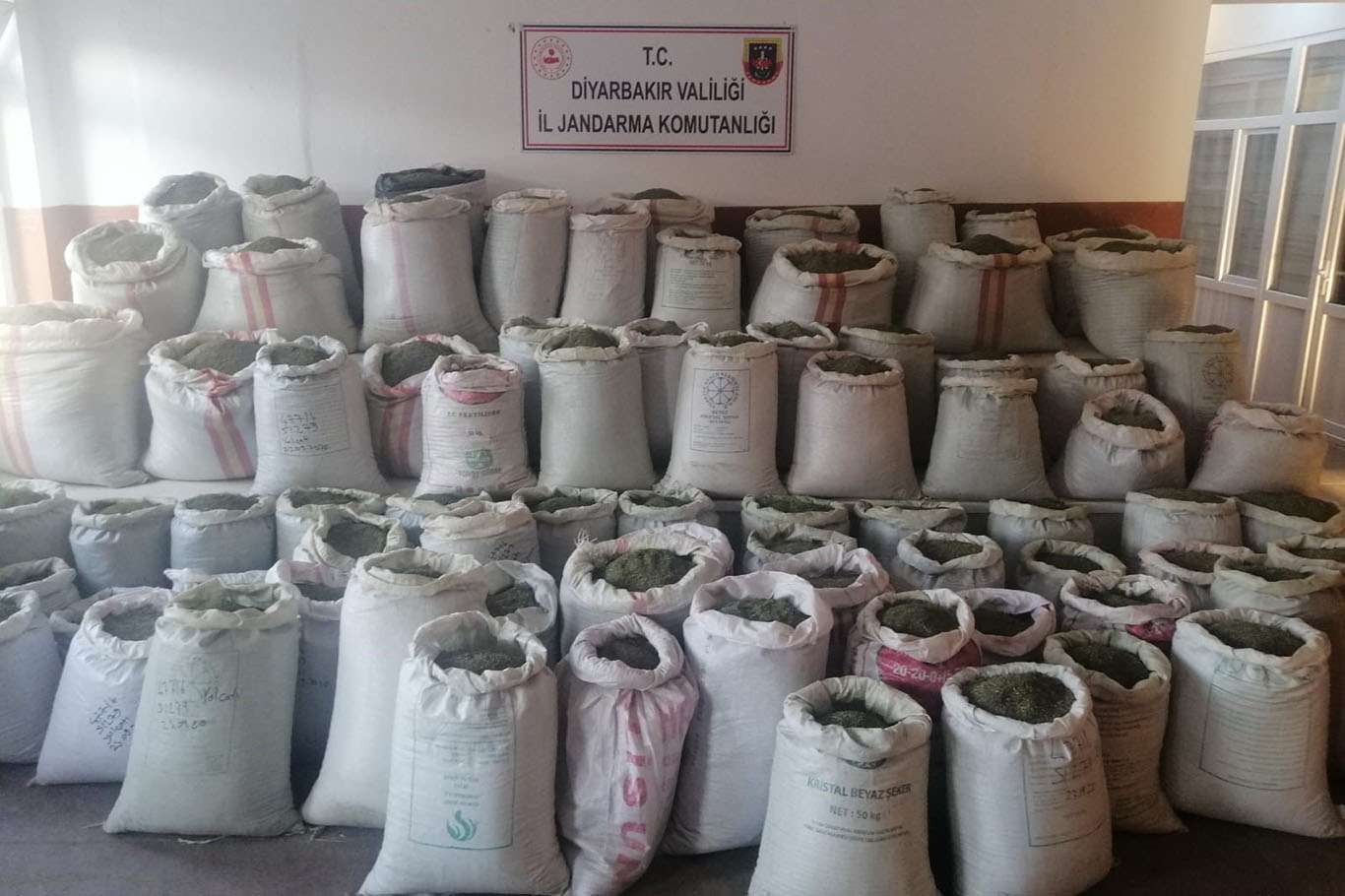 Diyarbakır’da bir ton 207 kilo esrar ile 3 bin kök skunk bitkisi ele geçirildi